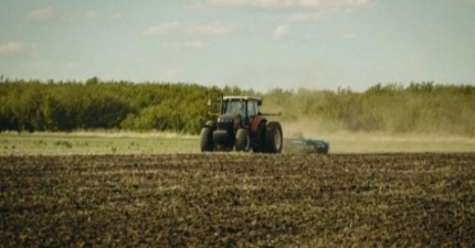 ARANDO O CAMINHO: UMA JORNADA PELOS TRATORES AGRÍCOLAS