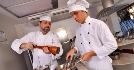 A IMPORTÂNCIA DO AUXILIAR DE COZINHA PARA O SUCESSO DE UM RESTAURANTE